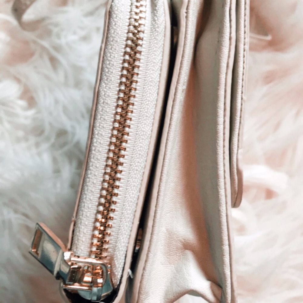 MEGA SALE! 2 in 1 Ivory Crossbody Bag - Picture 3 of 8